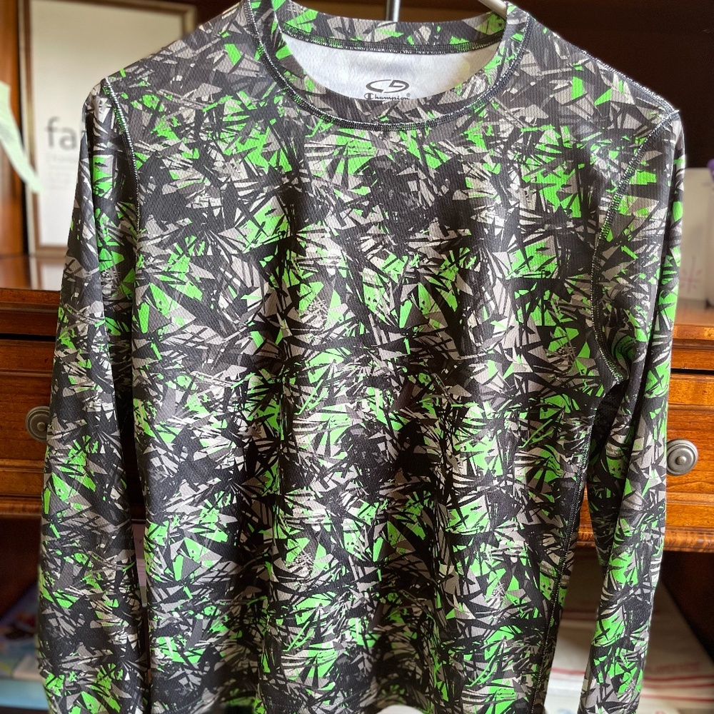 Champion long sleeve shirt in size extra large youth